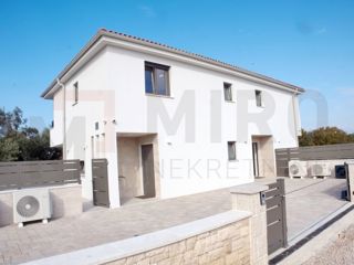 Malinska, polsamostojna hiša v gradnji z vrtom in bazenom!