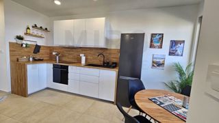 Omišalj, opremljeno trosobno stanovanje v pritličju z vrtom!