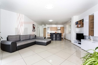 Vrbnik, na novo prenovljen apartma z odprtim pogledom na morje!