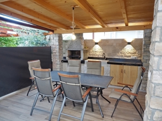 Krk, okolica, 2 apartmaja z vrtom in skupnim bazenom, PRODAJA!