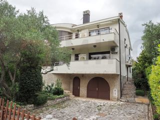 Mesto Krk, samostojna hiša s 3 apartmaji 100 m od morja!
