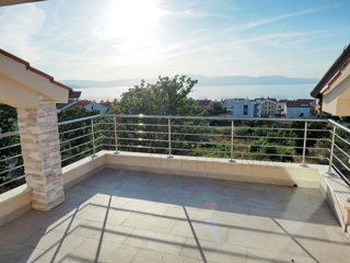 Njivice, apartma v zgornjem nadstropju s panoramskim pogledom na morje