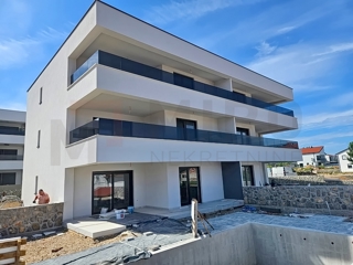 Malinska, novogradnja, pritlični apartma z bazenom in vrtom
