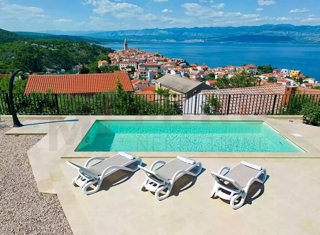 Vrbnik, moderna hiša dvojček z bazenom in panoramskim pogledom na morje in staro mestno jedro!