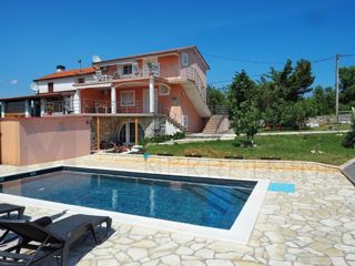 Dobrinj, hiša s 3 apartmaji, bazenom in velikim vrtom, NAPRODAJ!