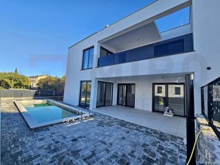 Malinska, novozgrajena polsamostojna hiša z bazenom, PRODAJA!