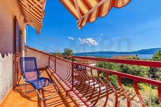 Krk, okolica, samostojna apartmajska hiša na mirni lokaciji z razgledom