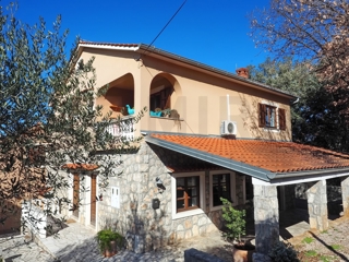 Malinska, hiša dvojček s poslovnimi prostori in apartmajem, PRODAJA!