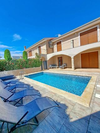 Krk, Umgebung, Doppelhaushälfte mit Pool und Meerblick!