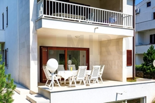 Mesto Krk, trisobni apartma, 1. red do morja, PRODAJA!