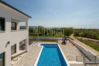 ISTRA – Moderna villa s bazenom i pogledom na more!