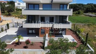 NOVALJA, JAKIŠNICA -  Apartman s predivnim poNOVALJA, JAKIŠNICA – Luksuzan stan u prizemlju s privatnim vrtom i vrhunskom opremomgledom na more