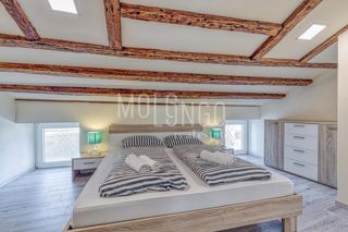 ISTRIA, POREČ Ekskluzivno stanovanje v prvi vrsti ob morju.