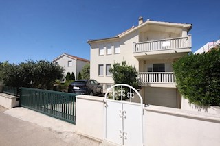 PRILOŽNOST!-Vodice, lepa hiša z vrtom