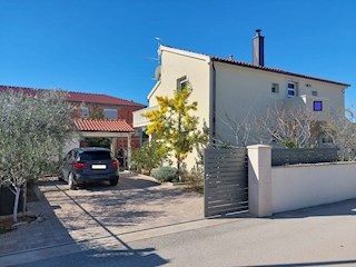 Vodice, lepa hiša s tremi apartmaji