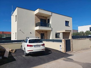 Vodice, čudovita novogradnja z bazenom