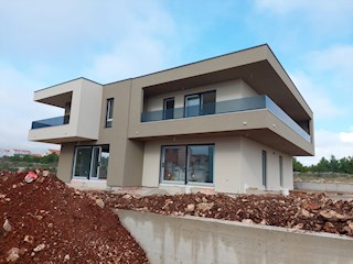 Vodice, nova hiša dvojček z bazenom