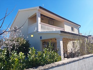 Vodice, lepa hiša s tremi apartmaji