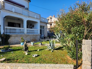 MALINSKA, PORAT - Dvosobno stanovanje z vrtom in garažo
