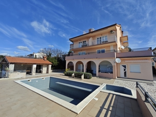 NOVI VINODOLSKI - Apartma s skupnim bazenom in pogledom na morje