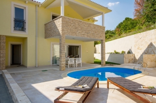 OTOK KRK, BAŠKA – Lepa hiša dvojček na mirni lokaciji