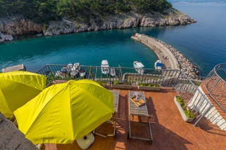 OTOK KRK, VRBNIK - Atraktiven kompleks hiš v prvi vrsti do morja