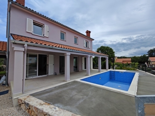 OTOK KRK - Hiša z dvema dvoetažnima apartmajema in bazenom