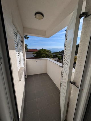 OTOK KRK, Baška - Apartma s parkirnim mestom in pogledom na morje