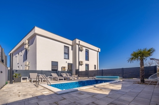 OTOK KRK, Malinska - Apartma z bazenom in pogledom na morje