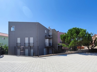 MESTO KRK – Trisobni dvoetažni apartma z ložo in delnim pogledom na morje