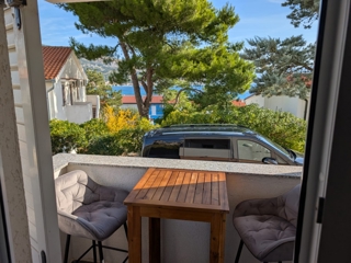 BAŠKA, OTOK KRK - Apartma s parkirnim mestom in pogledom na morje