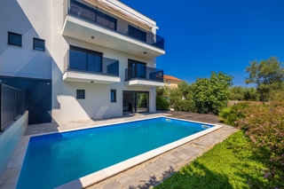 OTOK KRK, PORAT - Dvoetažni apartma z bazenom