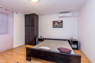 OTOK KRK – Apartmajska hiša s 4 stanovanjskimi enotami, vrtom in možnostjo za bazen