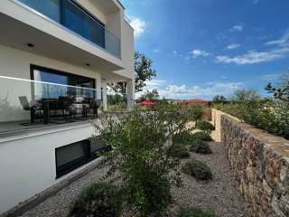 NJIVICE, OTOK KRK - Popolnoma opremljen dvoetažni apartma z bazenom