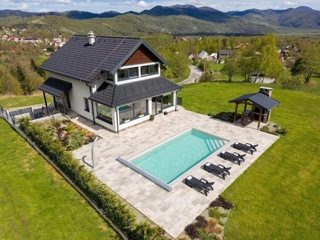 FUŽINE - Luksuzna vila z bazenom in velikim vrtom