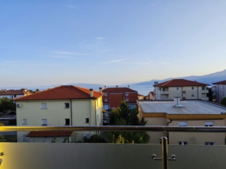 SRDOČI, RIJEKA – Trisobno stanovanje s pogledom na morje in garažo