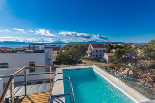 OTOK KRK, NJIVICE - Luksuzni dvonadstropni apartma s strešnim bazenom in pogledom na morje