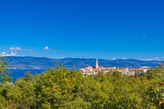 VRBNIK - Gradbeno zemljišče s panoramskim pogledom na morje