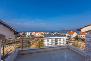 OTOK KRK, NJIVICE - Apartma v drugem nadstropju s panoramskim pogledom na morje