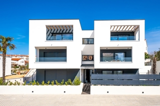 OTOK KRK, MESTO KRK - Dvoetažni apartma z vrtom in bazenom