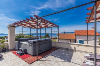 OTOK KRK, širše območje mesta KRKA - kamnita hiša v nizu z bazenom, jacuzzijem in panoramskim pogledom na morje