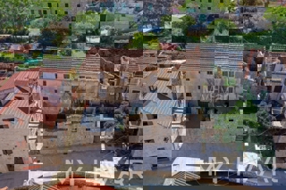 Kamnita hiša ob morju v središču Vrboske