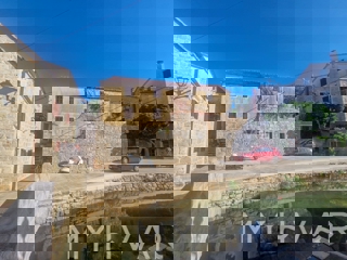 Kamnita hiša ob morju v središču Vrboske