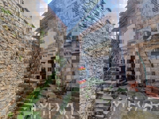 Kamena hiša v centru Jelse