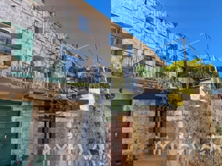 Kamnita hiša z garažo