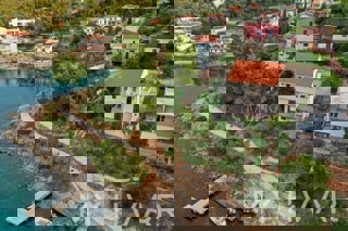 Apartma v hiši v prvi vrsti do morja