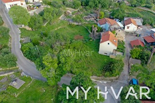 Zazidljiva zemljišča s kamnito hišo in kočo v Dolu