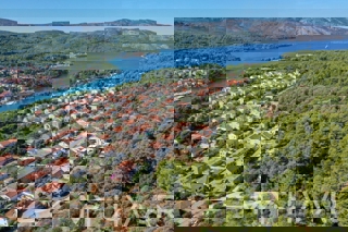 Gradbeno zemljišče s pogledom na morje