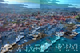 Skrita kamnita hiša na obali v Jelsi