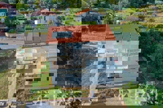 Stanovanjska stavba v Jelsi